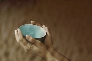 Schale in Kinderhand, Hunger