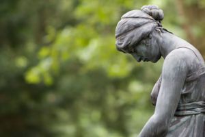 Statue niedergeschlagen