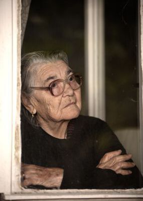 Alte Frau Wartend Am Fenster