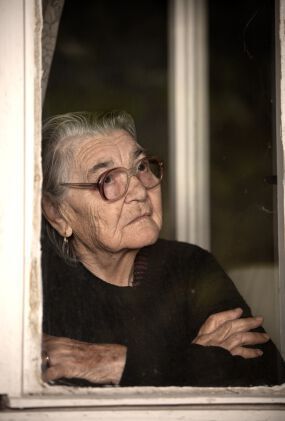 Alte Frau Wartend Am Fenster